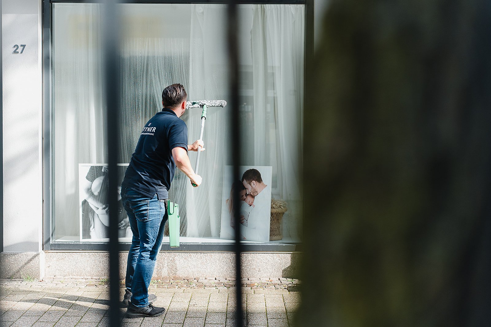 Blitzblankes Schaufenster in der Oldenburger Innenstadt nach der Reinigung