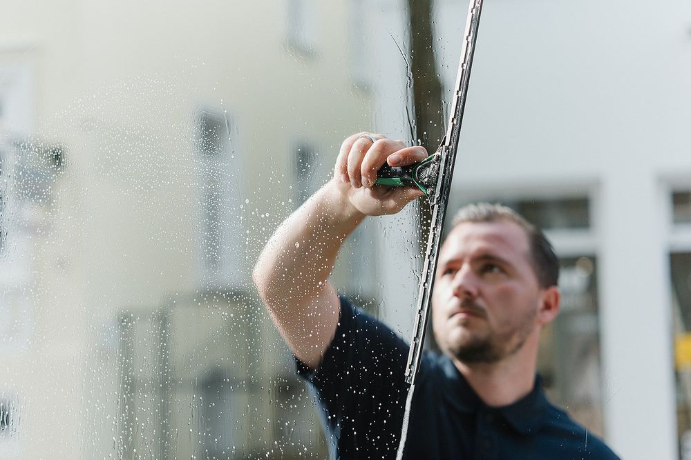 Fensterreinigung mit dem Abzieher, Wassertropfen auf der Scheibe