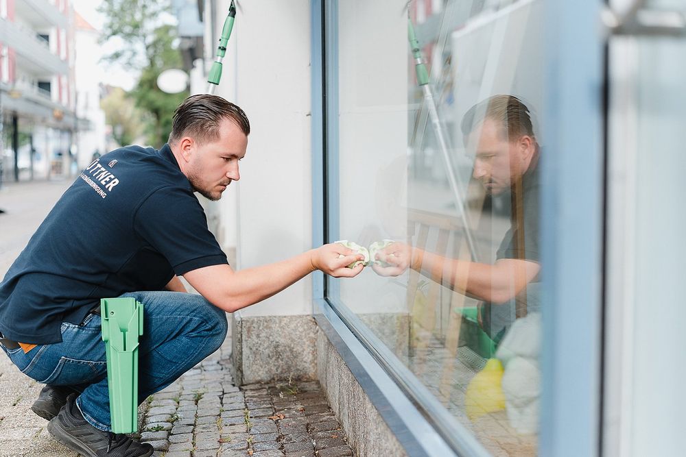 Reinigung eines Schaufensters, durch die Scheibe fotografiert