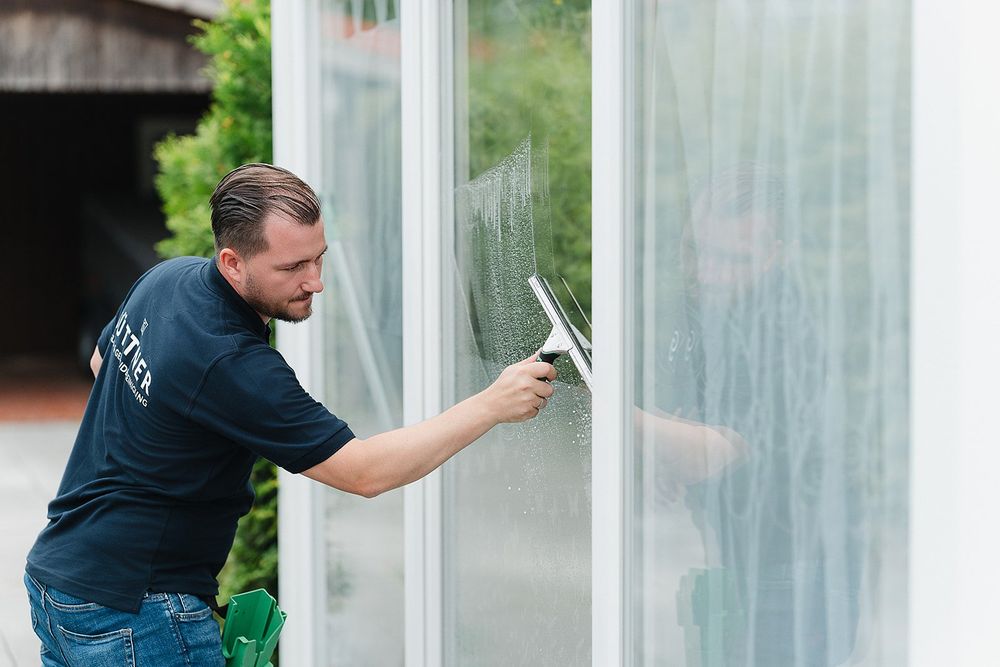 Florian Jüttner bei der Reinigung eines Wintergartens mit Abzieher