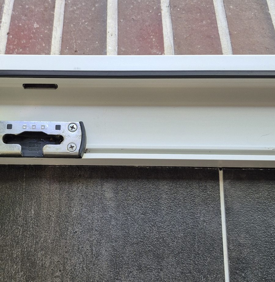 Fensterfalz nach der Reinigung, sauber