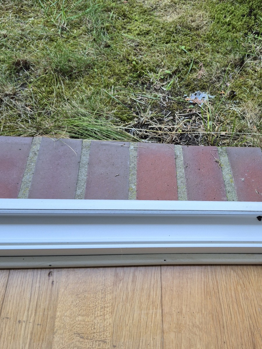 Fensterschiene nach der Reinigung, sauber
