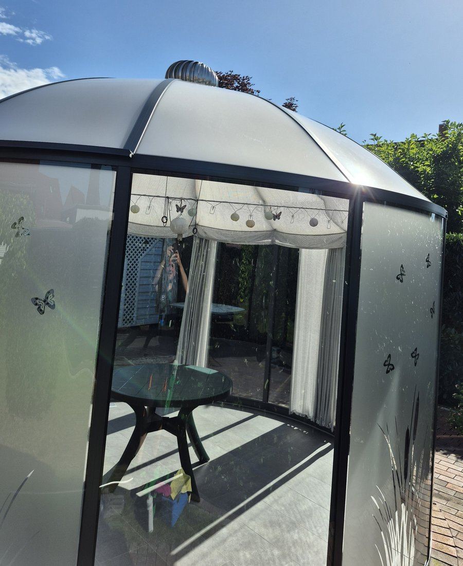 Kuppelpavillon nach der Reinigung, klar und sauber